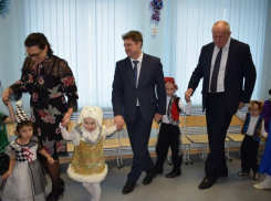 Высокопоставленные чиновники Камышина отправились к детям водить хороводы