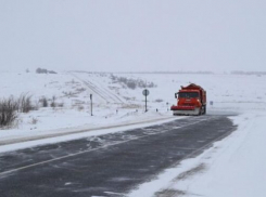 Автобусы, легковушки и грузовики пустили по волгоградской и саратовской трассе через Камышинский район после снегопада