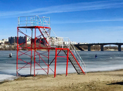 Едва сошел снег, в Камышине взялись красить вышку на пляже - к чему бы?