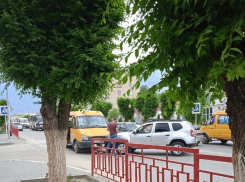 Камышане обсуждают в соцсетях аварию с участием маршрутки в городе