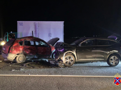 На трассе между Камышином и Волгоградом машины с молодежью разбились на встречной полосе