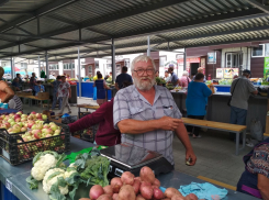 Продавцам овощей на центральном рынке Камышина не нравится, что на новых торговых местах надо все время «напрягать руки»
