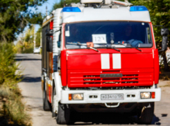 В Камышинском районе вспыхнул кирпичный дом