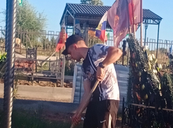 В Камышине родственники погибших в СВО парней-героев вышли на субботник, чтобы убрать воинский участок захоронений на муниципальном кладбище