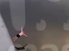 Любитель адреналина из Волгоградской области на спор прыгнул с моста и разбился на глазах невесты: она сняла прыжок на камеру (ВИДЕО), - «Блокнот Волгограда»