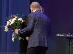 Представительниц прекрасной половины Волжского растрогал поцелуй и букет мэра Игоря Воронина для певицы Алены Апиной