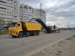 В Камышине выдвинулась супертехника на ремонт дорог перед майскими праздниками