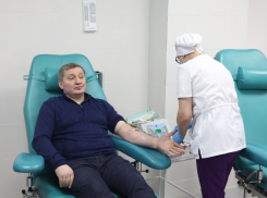 Губернатор Андрей Бочаров сдал кровь для пострадавших в теракте в «Крокусе», последуют ли его примеру камышинские главы - неизвестно