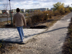 Хотелось бы спросить начальников Камышина о тротуаре у парка по улице Текстильной, - камышанка