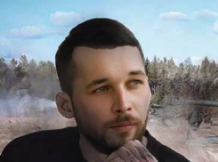 Во Фролово со всеми воинскими почестями похоронили погибшего в СВО слесаря газового оборудования Максима Мелихова