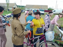 В глубинке Камышинского района работники сельского Дома культуры в «полевой» форме вышли на площадь вручить георгиевские ленточки землякам