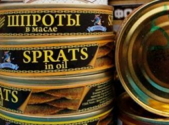 В Камышине у КПП мотострелкового полка инициативная группа жен военнослужащих организовала сбор гостинцев для наших бойцов на Украину 