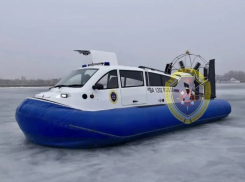 На Камышинке у здания городской администрации мужчина ушел под лед