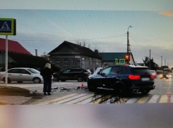 В Камышине водителя после столкновения машин на улице Базарова увезли на «скорой» (ВИДЕО)