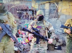 Бойцы из зоны СВО прислали видеоблагодарности ребятам двух камышинских школ за тепло сердец и матрешек (ВИДЕО)