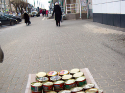 В Камышине на центральной улице Ленина торгуют странной красной икрой по 200 рублей за банку, а Роспотребнадзор где? - камышанка