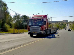 На дороге Камышин - Петров Вал две машины ударились друг в друга и разлетелись по кюветам