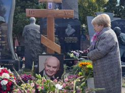 Легендарная Александра Пахмутова сказала важные слова на усыпанной цветами могиле Добронравова  
