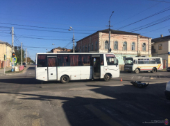 В Камышине 14-летний парень-скутерист без прав на улице Пролетарской врезался в автобус местной автоколонны и попал к хирургам