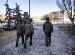 В Камышине решили отбирать на военную службу по контракту в выходные прямо у Дворца культуры «Текстильщик»
