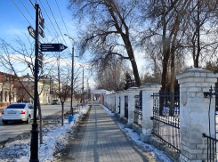 В Камышине принялись за заливку катков в самом конце зимы - ну, так распорядилась погода! (ВИДЕО)