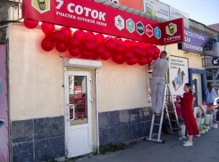 Парадные надувные шарики повисли, как использованные интимные аптечные принадлежности, - камышанка