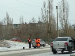 В Камышине коммунальщики ждали снега, чтобы начать класть асфальтовые заплатки на проезжую часть? - камышанин