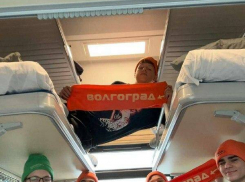 По какому случаю старшеклассники из камышинских школ двумя вагонами отправились в путешествие