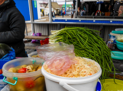 Зеленый лук в Камышине перед Новым годом продается минимум по 500 рублей за килограмм