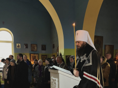 В маленьком приходе в Камышине совершил повечерие митрополит Волгоградский и Камышинский Феодор