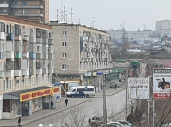 В Камышине попал в ДТП микроавтобус «Авиабаза», горожане считают: из-за того, что «рысачил» по сквозному проезду у магазина