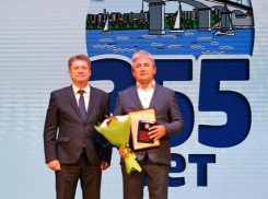 Знаком «За заслуги перед городом Камышином» глава наградил директора управления водопроводно-канализационного хозяйства и тренера