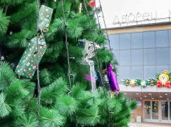 Станислава Зинченко уровень «культуры» камышан вынудил объяснять в личном телеграм-канале, что красть игрушки с городских елок - это неприлично