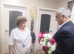 Вице-мэр Камышина Валерий Колесников приехал к маме Героя Россия камышина Александра Колгатина - Валентине Колгатиной с большим букетом
