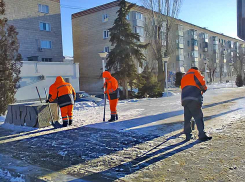 Хотя в Камышине масса нерасчищенных тротуаров, «оранжевые жилеты» взялись за памятники