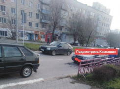 Камышане выложили в соцсетях фото с очередного ДТП на улице Некрасова