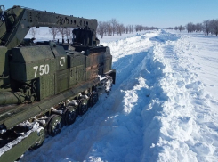 В Волгоградской области военные помогают расчищать снег в отдаленных селах машинами на базе танков