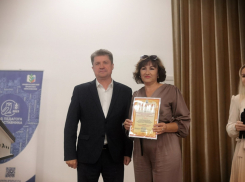 Об августовской педагогической конференции в Камышине известно, что на ней была фотосессия, как шло обсуждение - не уточняется