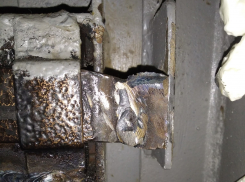 В Камышине на улице Театральной предусмотрительных жильцов напрягает «замурованный» пожарный выход