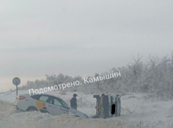 В Камышинском районе в опрокинувшейся на бок в снегу легковушке, к счастью, по предварительным данным полиции, пострадавших нет