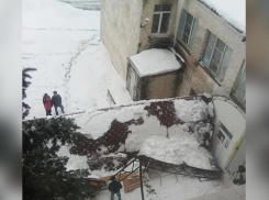 В райцентре Волгоградской области под тяжестью снега провалилась крыша над крыльцом больницы