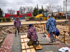 В Камышине продолжается благоустройство у Братских захоронений