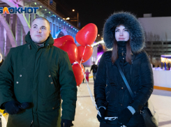  Молодой человек решился сделать предложение своей любимой девушке прямо в центре Волгограда на катке (ВИДЕО)