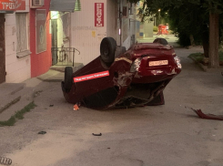 В полиции Камышина прокомментировали фото с перевернутым на крышу авто в 3-м микрорайоне