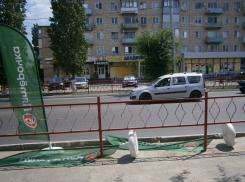 «Пятерочка» в бухте «уронила» свои флаги рядом с проезжей частью