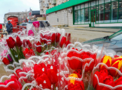 В Камышине «ни с того, ни с сего» начали торговать тюльпанами