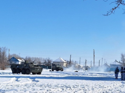 Средь бела дня на школьный двор в Камышинском районе заехали «БТР» и «Тигр»