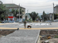 В Камышине запущенный «пятачок» на пересечении  улиц Молодежной и Кирова приобретает очертания площади