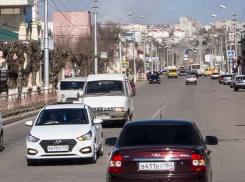 В Камышине ямы на дорогах латают горячим асфальтом