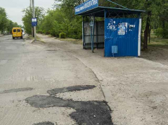 «Латка на асфальте до первого дождя, качество г...но, спасибо администрации», - камышанин (ка)